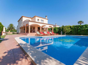 Fantastic holiday home for 14 persons in Sant Pere Pescador with private pool